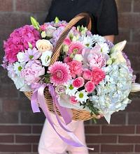 Композиция солнечный день в Бородыновке Цветочная композиция из Розы, Хризантемы, Пионы и Лизиантусы в корзине в Бородыновке