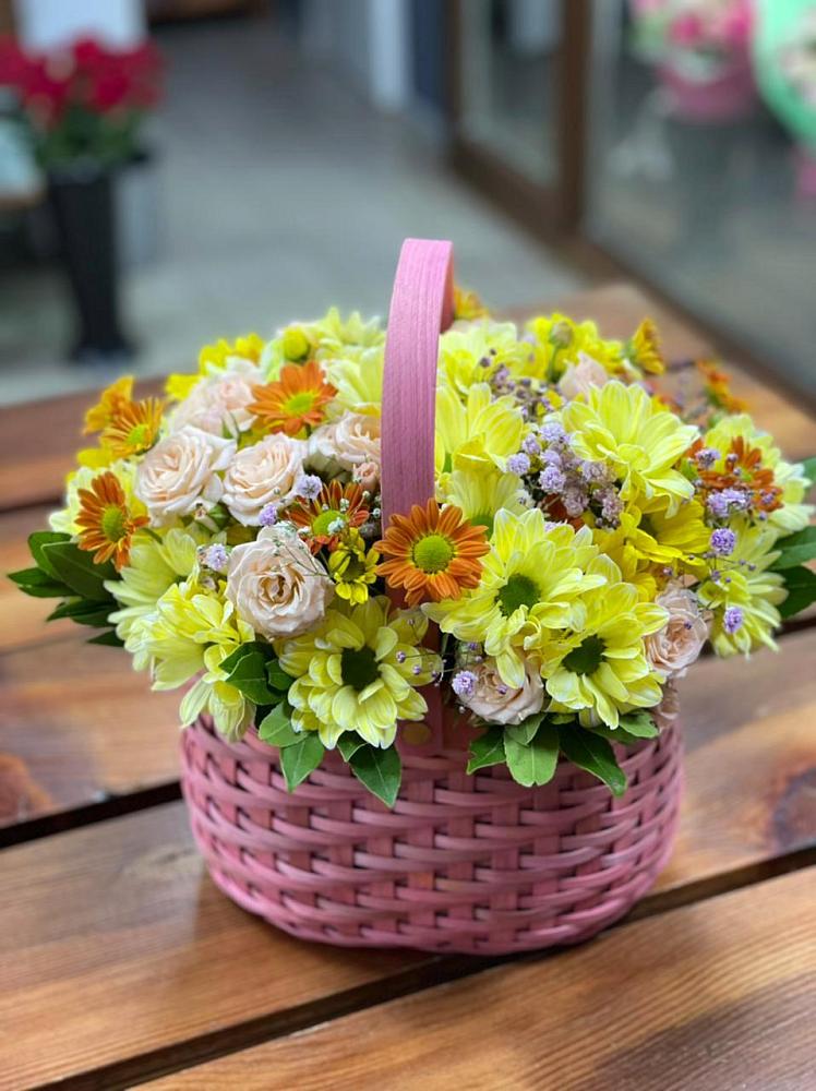 Цветочная композиция из Хризантемы и Розы в корзине в Бородыновке