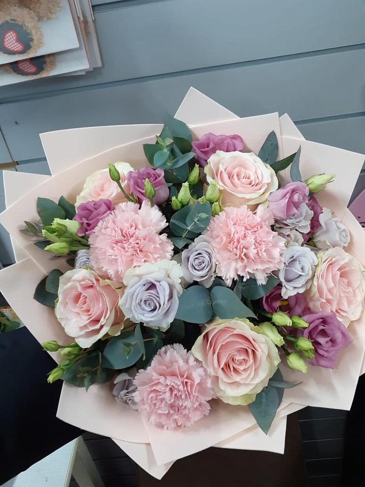 Букет цветов из: Розы, Гвоздики и Лизиантусы в Бородыновке